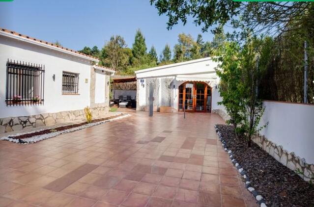 Detached Villa For 6 People In Lloret De Mar With Comunal Outdoor Swimming Pool Puigventos المظهر الخارجي الصورة